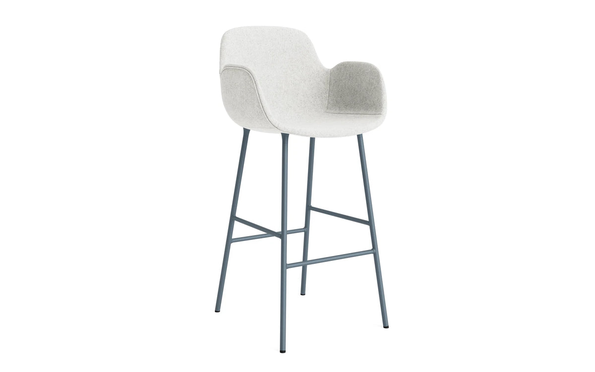 Form Barstuhl mit Armlehne 75 cm gepolstert Blau Stahl Hallingdal in Hallingdal 110 präsentiert im Onlineshop von KAQTU Design AG. Barstuhl ist von Normann Copenhagen