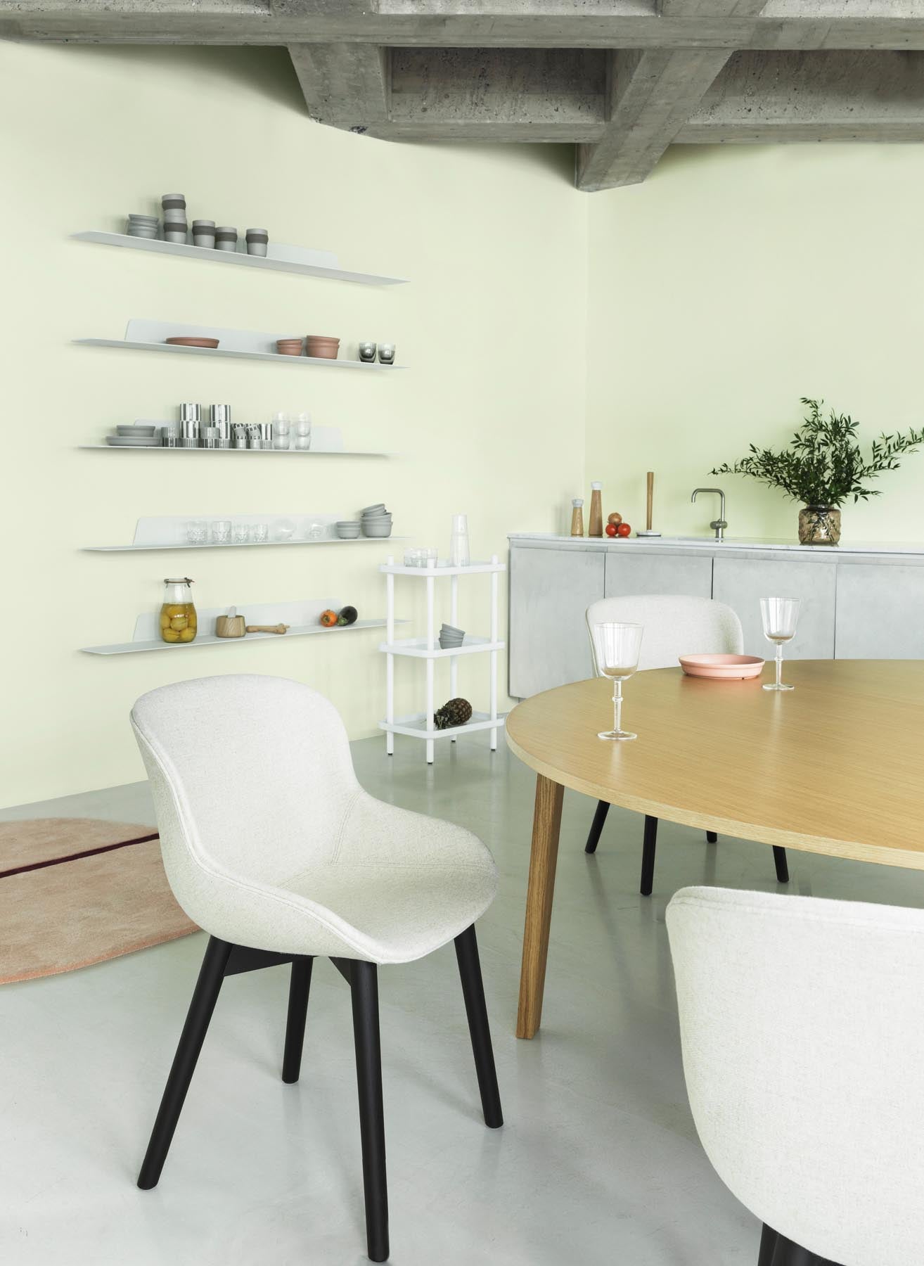 Erleben Sie den Hyg Stuhl von Normann Copenhagen: Dänisches Design trifft auf Komfort in Eiche Schwarz und stilvollem Hallingdal-Stoff.