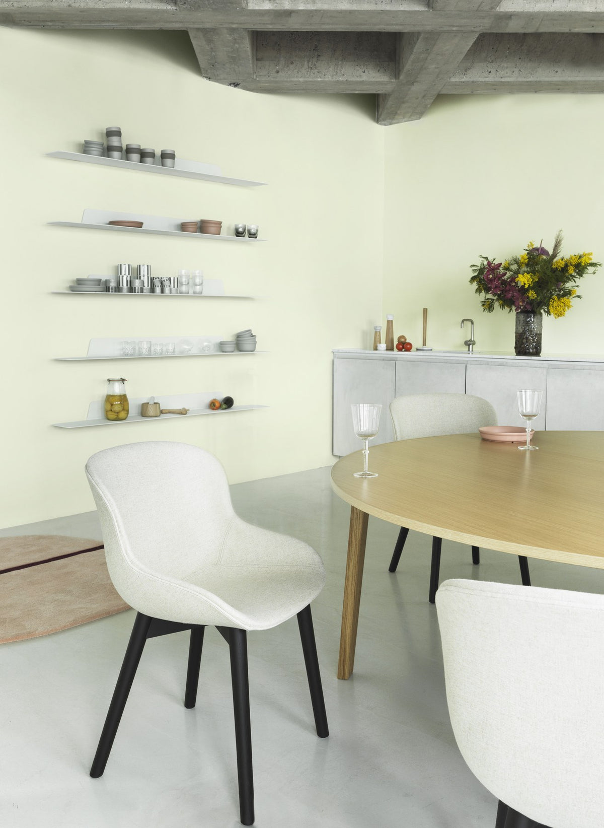 Hyg Stuhl von Normann Copenhagen in Weiss, Schale aus Polypropylen mit Frontpolster, montiert auf Holzgestell, organisch geschwungene Form.