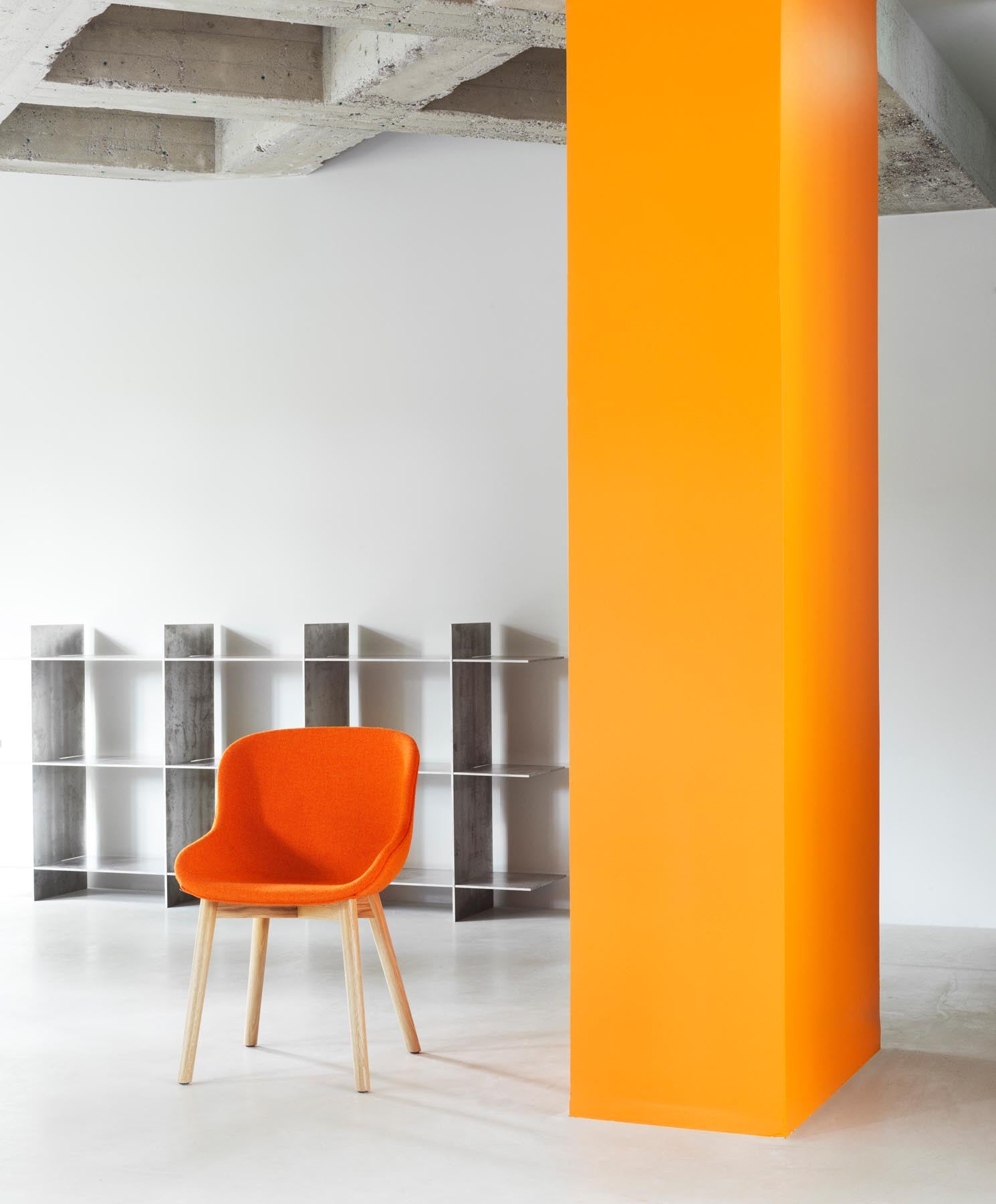 Entdecken Sie den Hyg Stuhl Polster Eiche Sand/Remix von Normann Copenhagen – ein stilvolles Möbelstück, das Komfort und skandinavisches Design vereint.