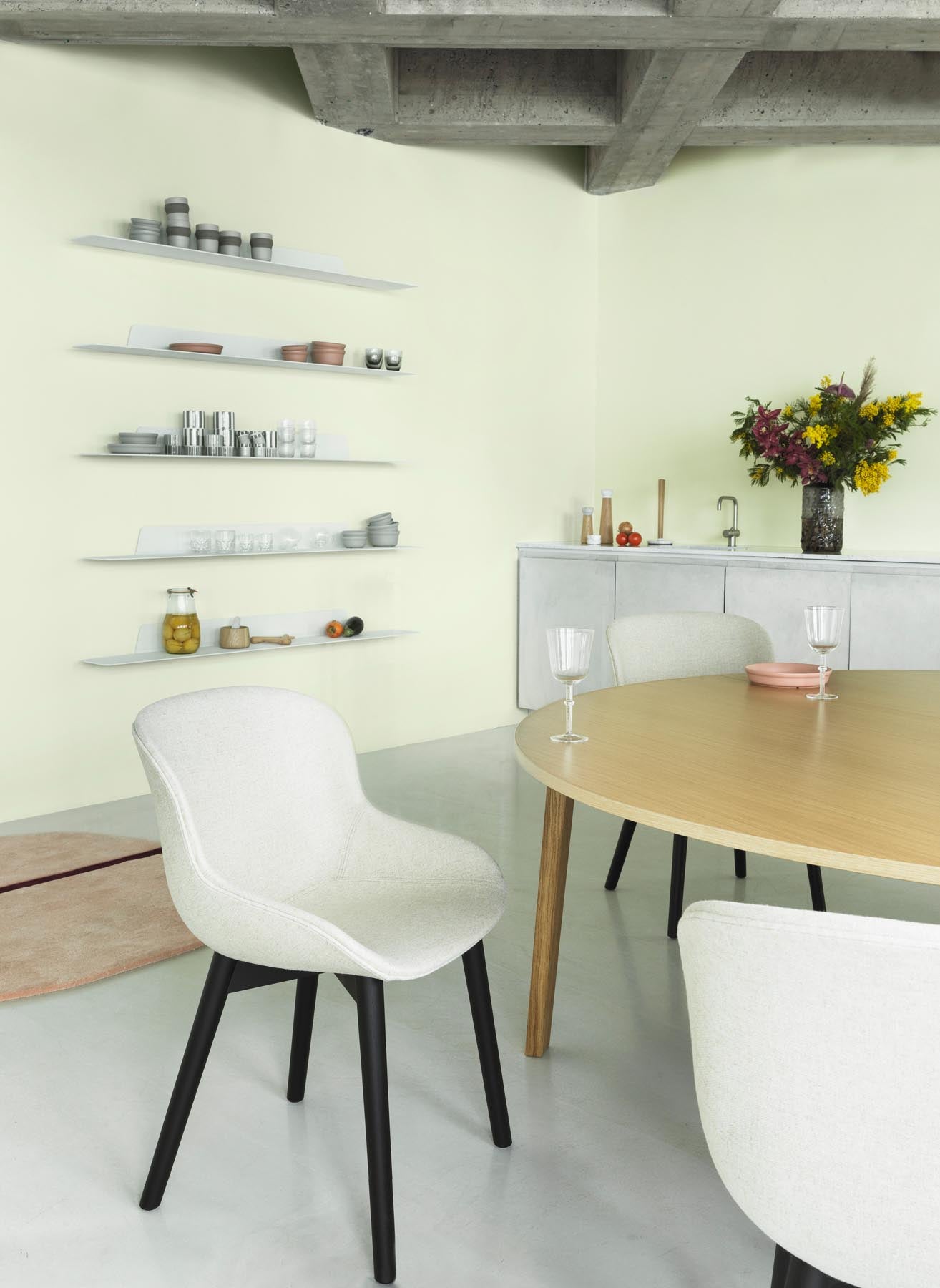 Genießen Sie den Hyg Stuhl in Schwarzer Eiche mit Sand/Ultra-Polsterung von Normann Copenhagen – ein elegantes Möbelstück, das Komfort und skandinavische Ästhetik vereint.