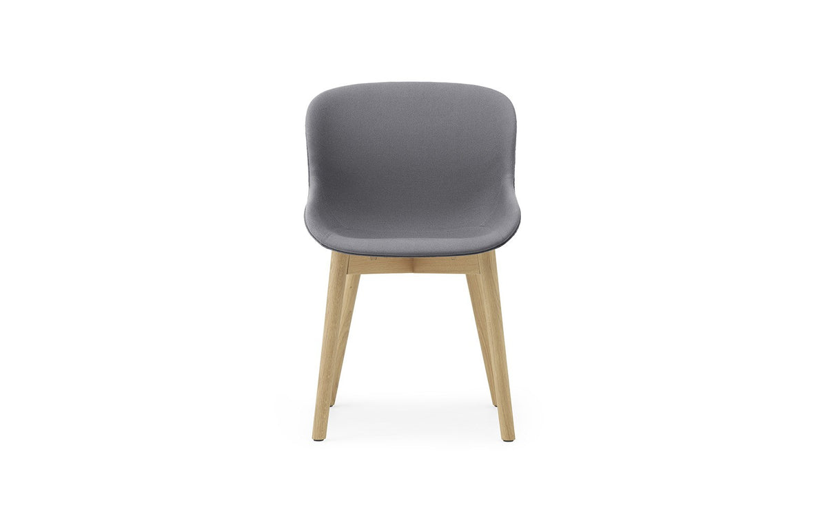 Hyg Stuhl von Normann Copenhagen mit vollgepolsterter Sitzschale, Bezug JA159 und Gestell aus lackierter Eiche.