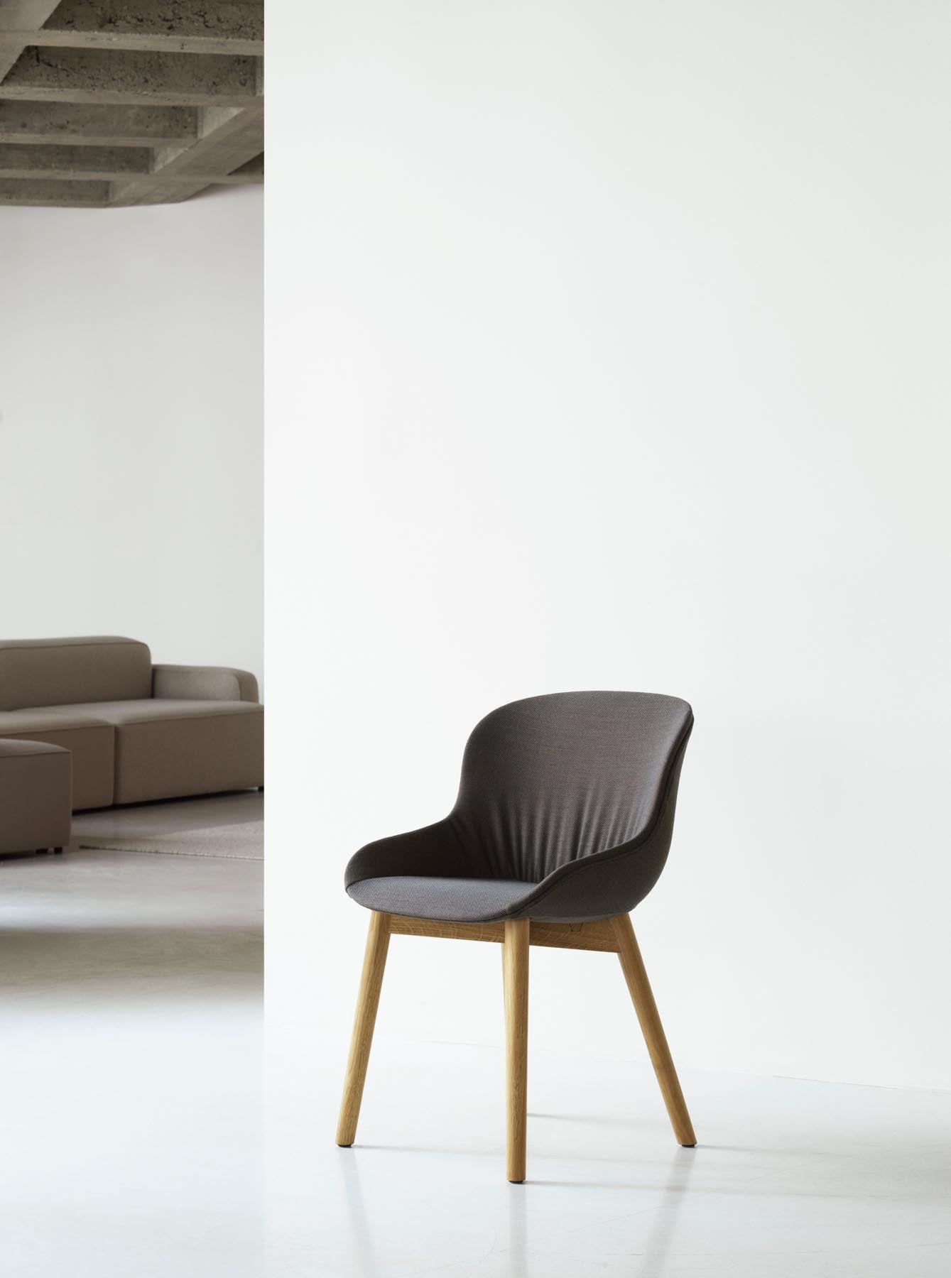 Genießen Sie den Hyg Comfort Stuhl Vollpolster Eiche Ultra von Normann Copenhagen – ein stilvolles Möbelstück, das Komfort und Eleganz perfekt kombiniert.