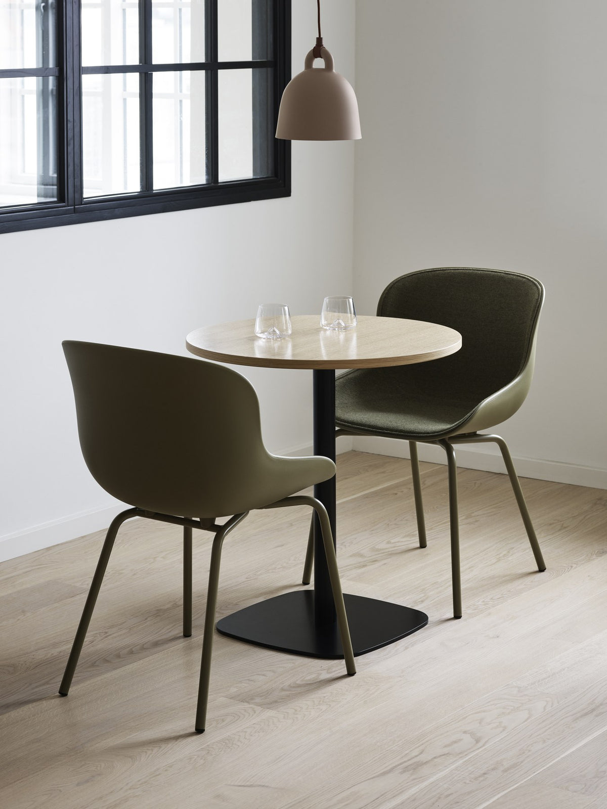 Hyg Stuhl von Normann Copenhagen in Grau: Schale aus Polypropylen mit Frontpolster, Gestell aus Stahl, organisch geschwungene Form.