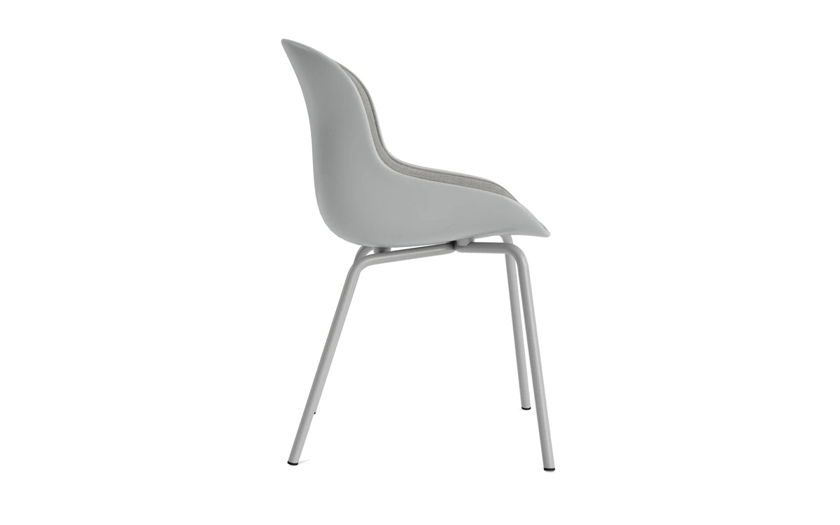 Hyg Stuhl Frontpolster Grau/Remix in Remix 133 präsentiert im Onlineshop von KAQTU Design AG. Schalenstuhl ist von Normann Copenhagen