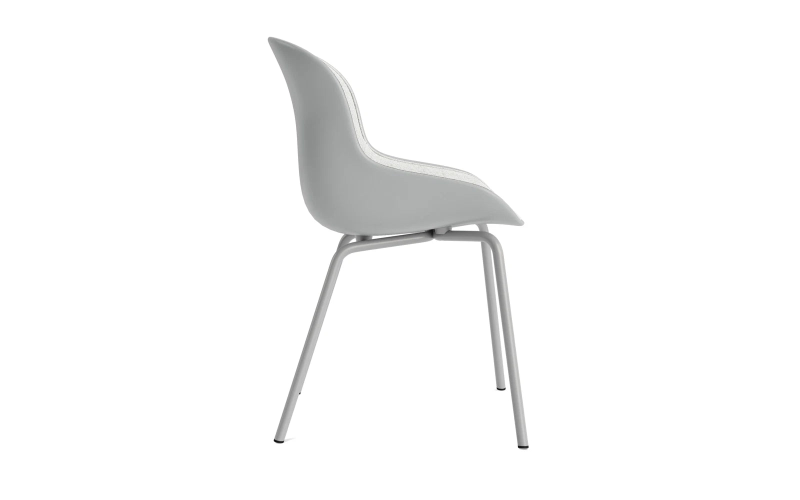 Entdecken Sie den Hyg Stuhl von Normann Copenhagen: Elegantes graues Frontpolster und stabiles Stahlgestell vereinen Komfort und skandinavisches Design.