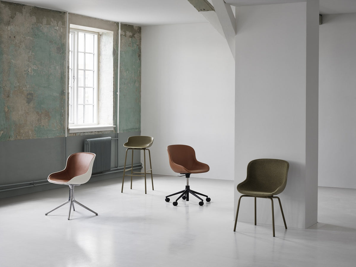 Hyg Stuhl von Normann Copenhagen in Grau: Schale aus Polypropylen mit Frontpolster, Gestell aus Stahl, organisch geschwungene Form.
