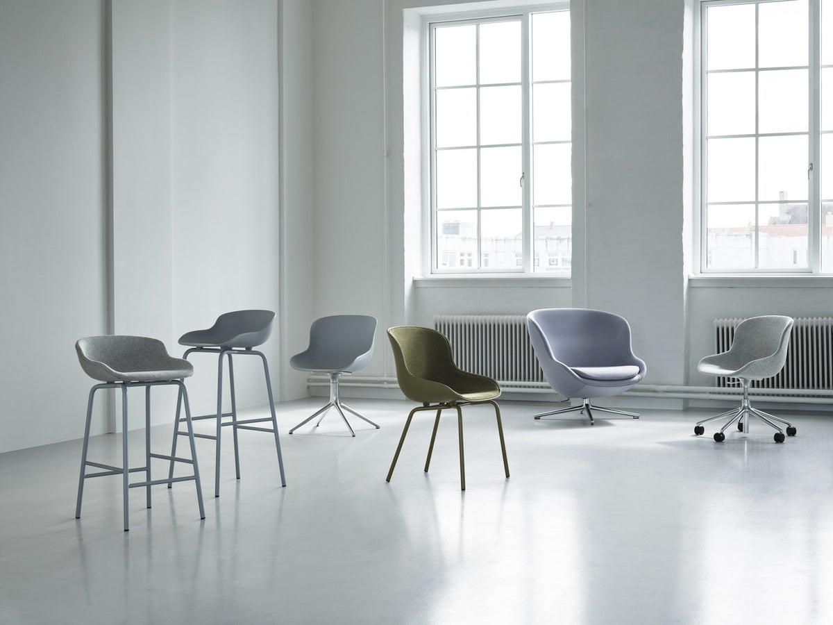 Hyg Stuhl von Normann Copenhagen in Grau: Schale aus Polypropylen mit Frontpolster, Gestell aus Stahl, organisch geschwungene Form.