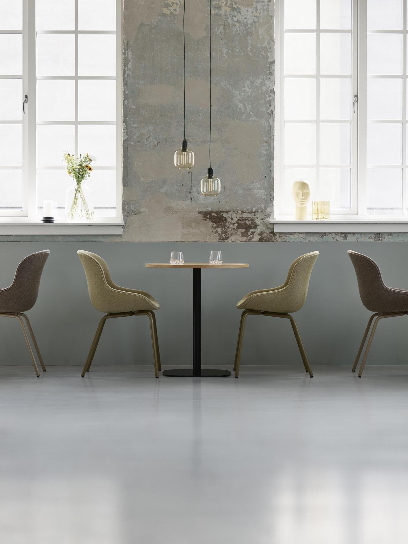 Der Hyg Stuhl von Normann Copenhagen vereint elegantes Design mit Komfort. Gepolstert in hochwertigem Ultra Leder und auf robuster Stahlkonstruktion.