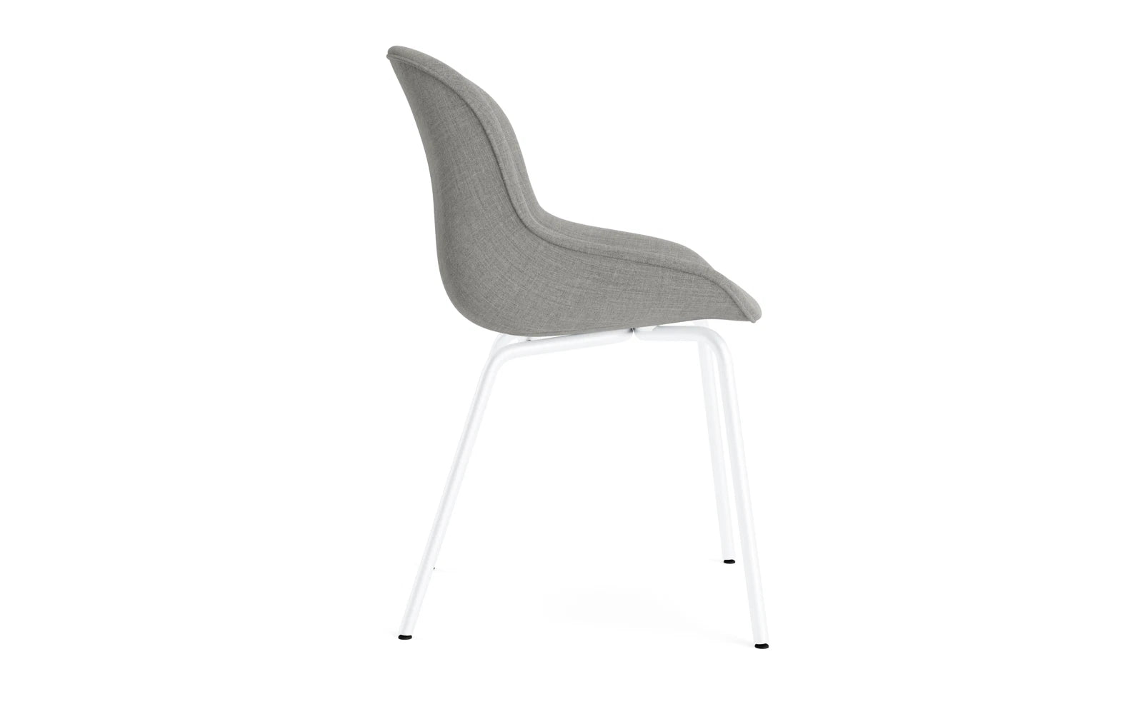 Erleben Sie den Hyg Comfort Stuhl in elegantem Weiß von Normann Copenhagen – ein harmonisches Zusammenspiel aus modernem Design und unvergleichlichem Sitzkomfort.