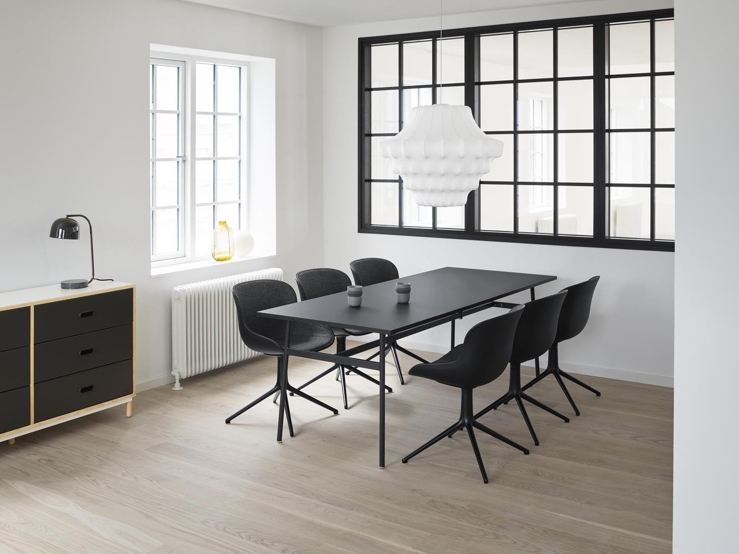 Entdecken Sie den Hyg Drehstuhl 4B von Normann Copenhagen: gepolstert, elegant und ideal für moderne Wohnräume, inspiriert von dänischer Hygge.