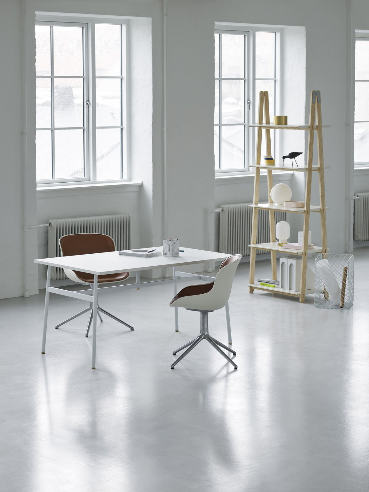 Hyg Drehstuhl von Normann Copenhagen: gepolsterte Sitzschale aus Polypropylen in Braun, organische Form, auf Gestell aus Aluminium.