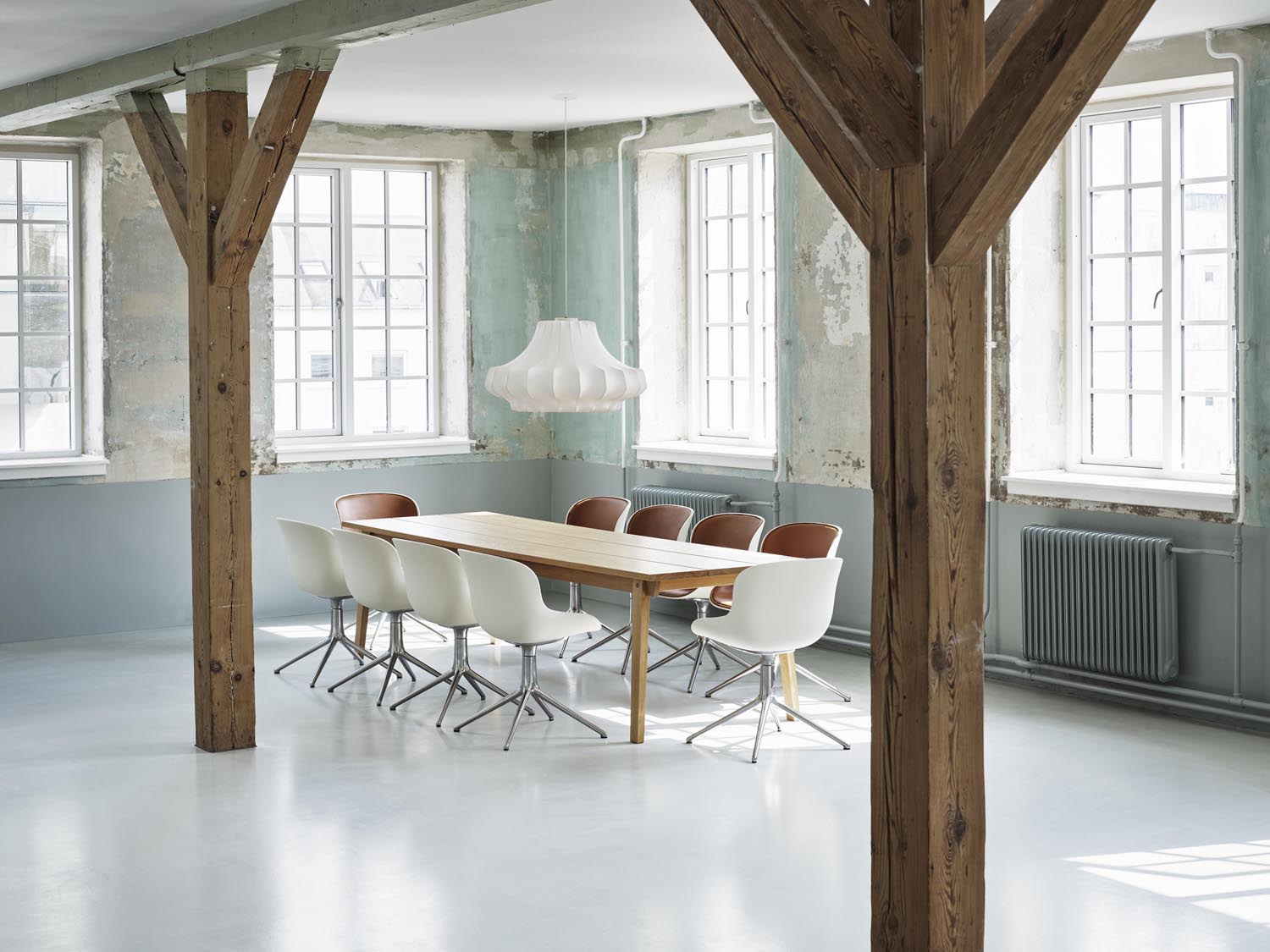 Erleben Sie den Hyg Drehstuhl 4B von Normann Copenhagen – ein stilvoller, gepolsterter Drehstuhl, der skandinavisches Design und Komfort vereint. Ideal für jedes Zuhause.