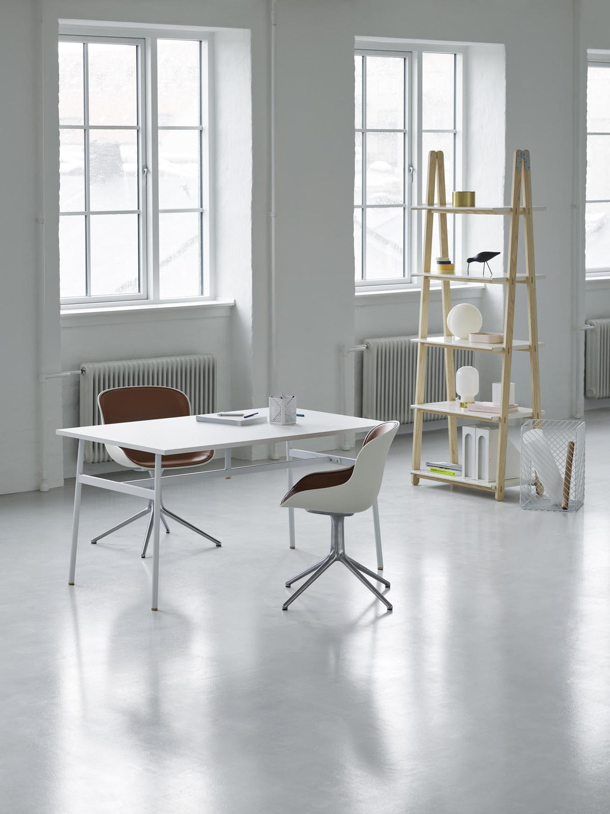 Hyg Drehstuhl 4B gepolstert Schwartz Alu Sand/Hallingdal in Hallingdal 110 präsentiert im Onlineshop von KAQTU Design AG. Drehstuhl ist von Normann Copenhagen