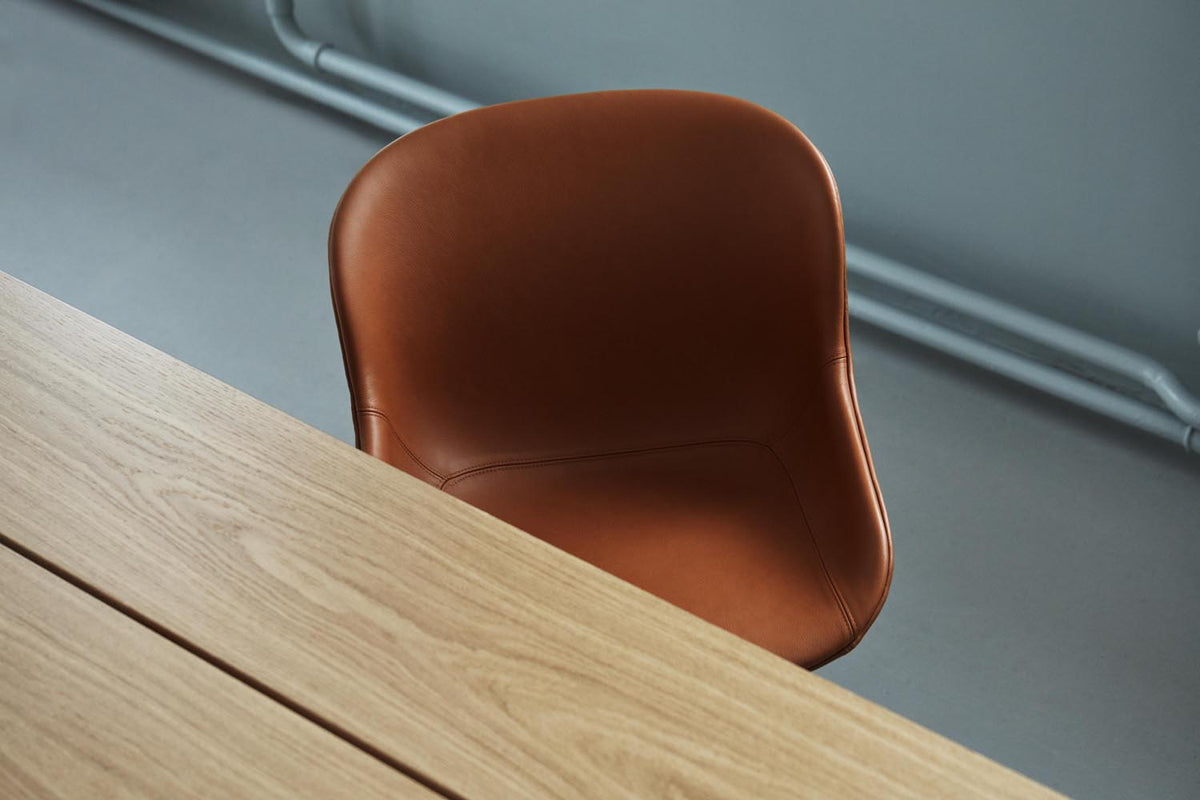 Hyg Drehstuhl gepolstert 4B aluminium Ultra leder in Ultra 41599 präsentiert im Onlineshop von KAQTU Design AG. Drehstuhl ist von Normann Copenhagen
