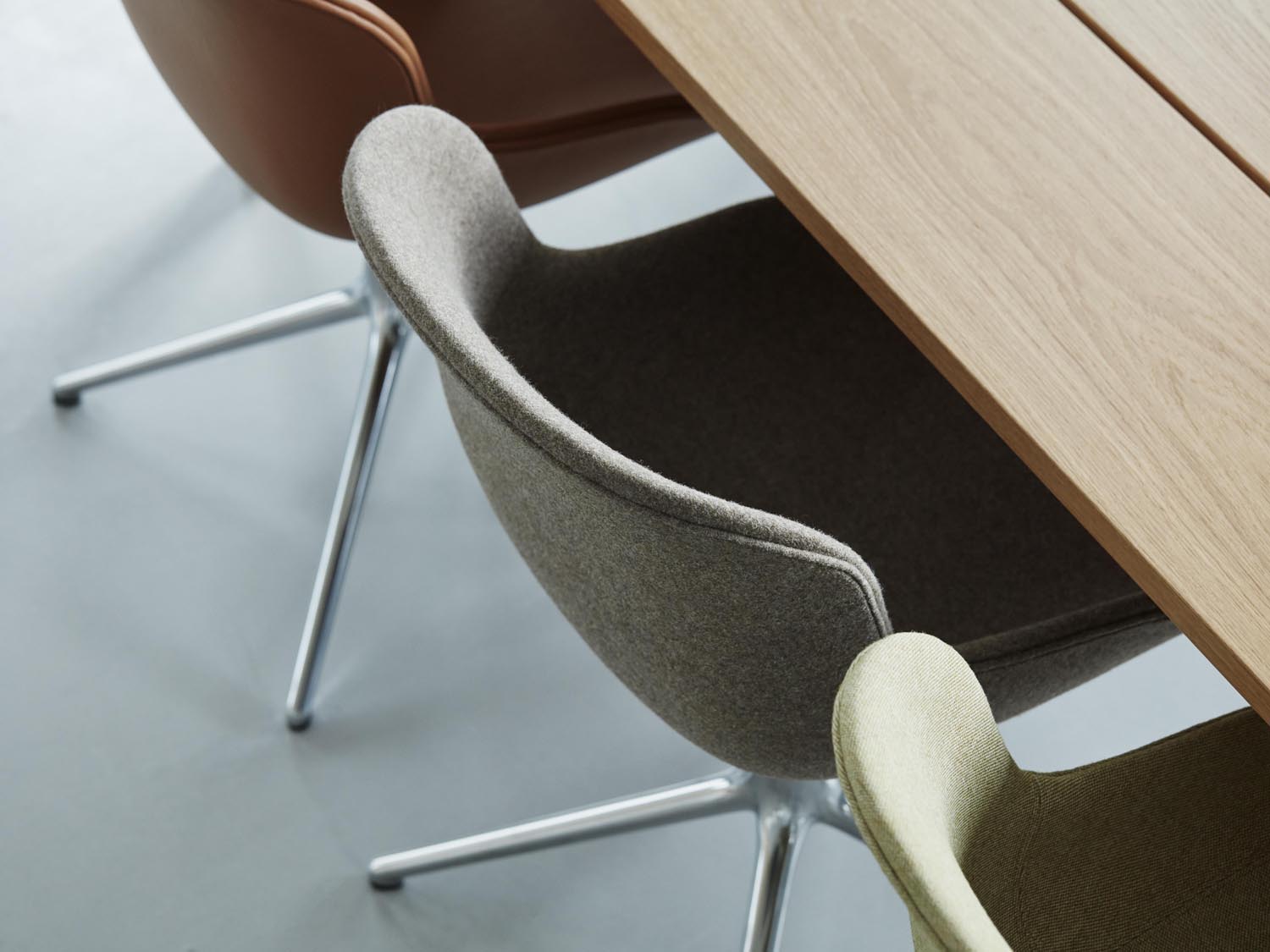 Entdecken Sie den Hyg Drehstuhl von Normann Copenhagen: gepolstert, modern und ideal für Ess- und Loungebereiche. Komfort trifft skandinavisches Design.