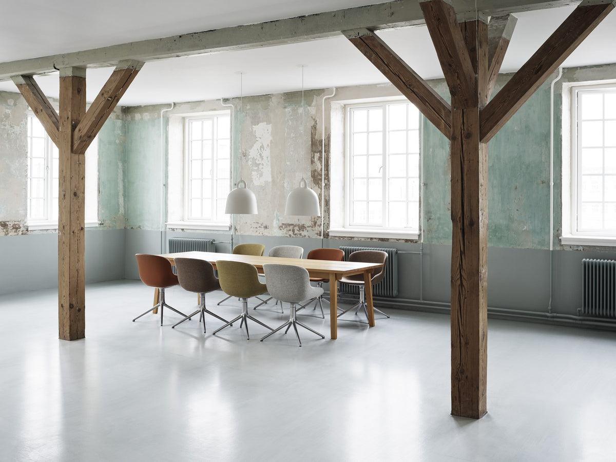 Hyg Comfort Stuhl von Normann Copenhagen in Braun, Vollpolster mit Aluminium-Drehgestell, gepolsterte Rückenlehne und Sitzfläche.