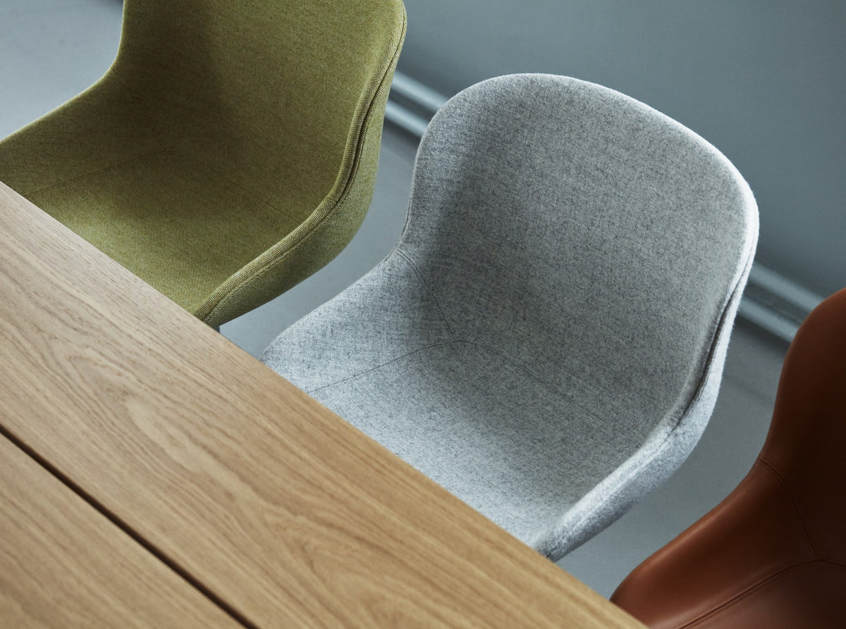 Gepolsterter Drehstuhl Hyg Comfort von Normann Copenhagen mit Kunststoffschale, PU-Schaumpolsterung und Aluminium-Drehfuss.