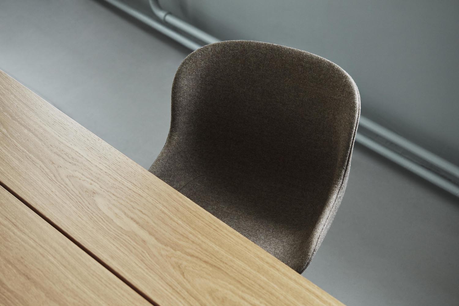 Erleben Sie den Hyg Comfort Drehstuhl 4B von Normann Copenhagen – ein eleganter, gepolsterter Stuhl in hochwertigem Hallingdal-Stoff, der Komfort und skandinavische Ästhetik perfekt kombiniert.