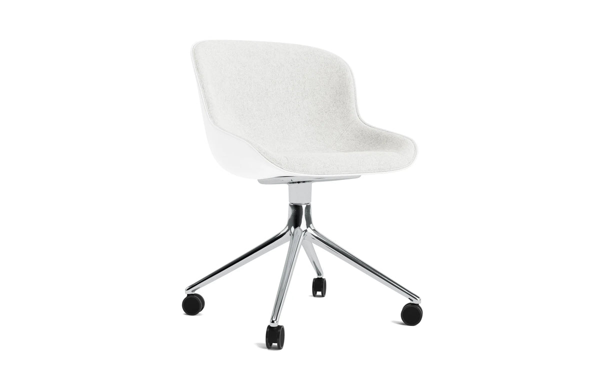 Hyg Drehstuhl 4W Aluminium Weiss/Hallingdal in Hallingdal 110 präsentiert im Onlineshop von KAQTU Design AG. Drehstuhl ist von Normann Copenhagen
