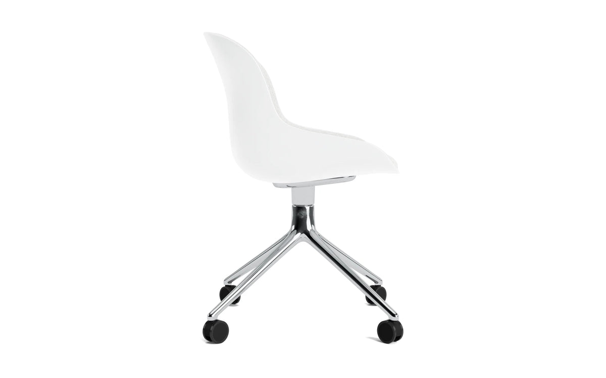 Hyg Drehstuhl 4W Aluminium Weiss/Hallingdal in Hallingdal 110 präsentiert im Onlineshop von KAQTU Design AG. Drehstuhl ist von Normann Copenhagen