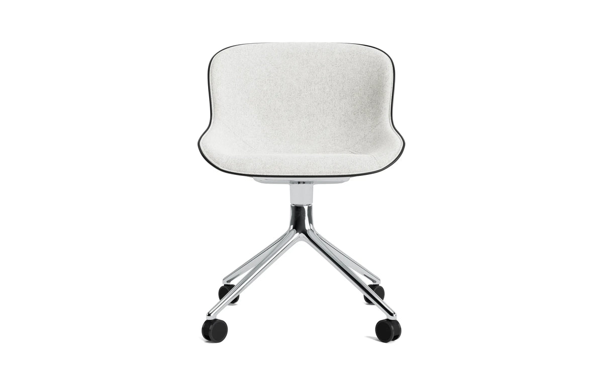 Hyg Drehstuhl 4W Frontpolster Aluminium Schwartz/Hallingdal in Hallingdal 110 präsentiert im Onlineshop von KAQTU Design AG. Drehstuhl ist von Normann Copenhagen