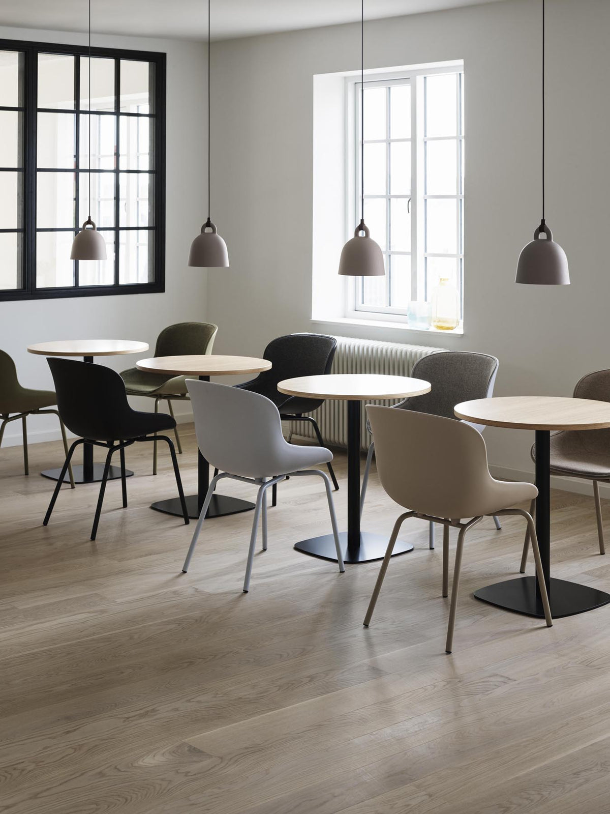 Hyg Drehstuhl 4W Frontpolster Aluminium Olive/Ultra in Ultra 41599 präsentiert im Onlineshop von KAQTU Design AG. Drehstuhl ist von Normann Copenhagen