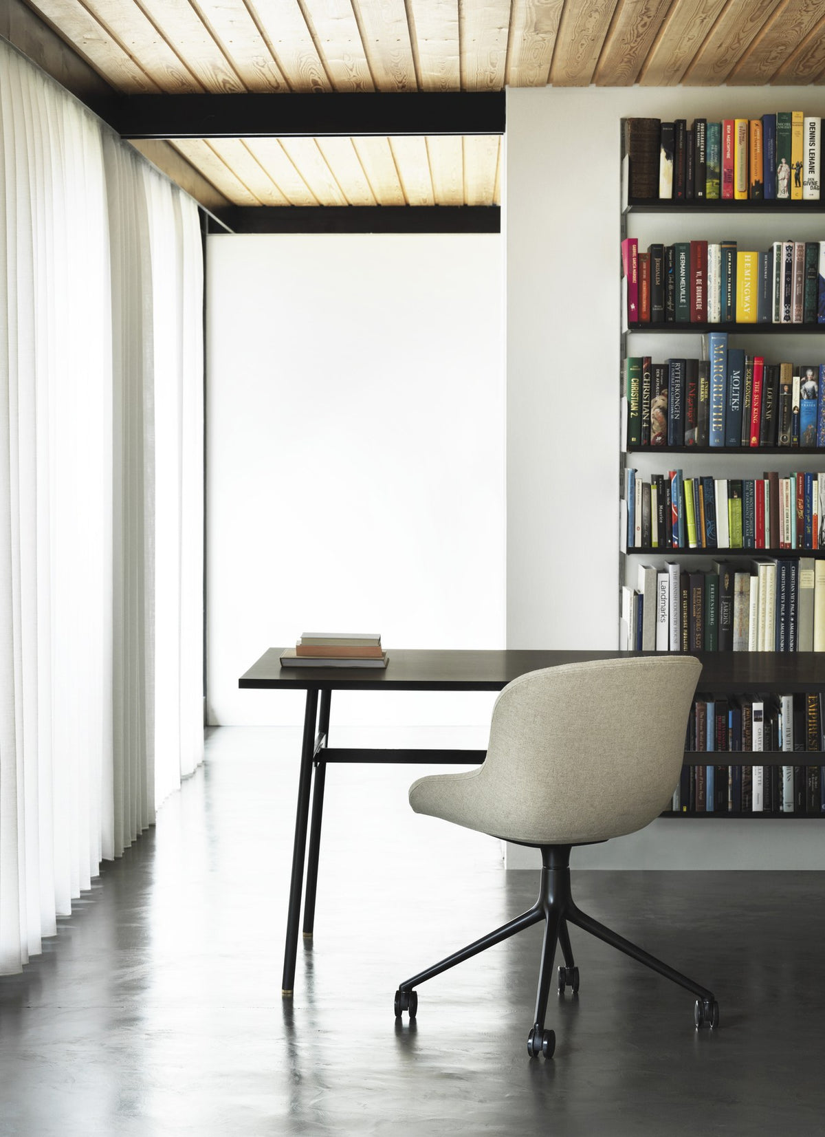 Hyg Drehstuhl 4W von Normann Copenhagen in Sand mit Frontpolster, Schale aus Polypropylen auf Drehgestell mit vier Rollen aus Aluminium.