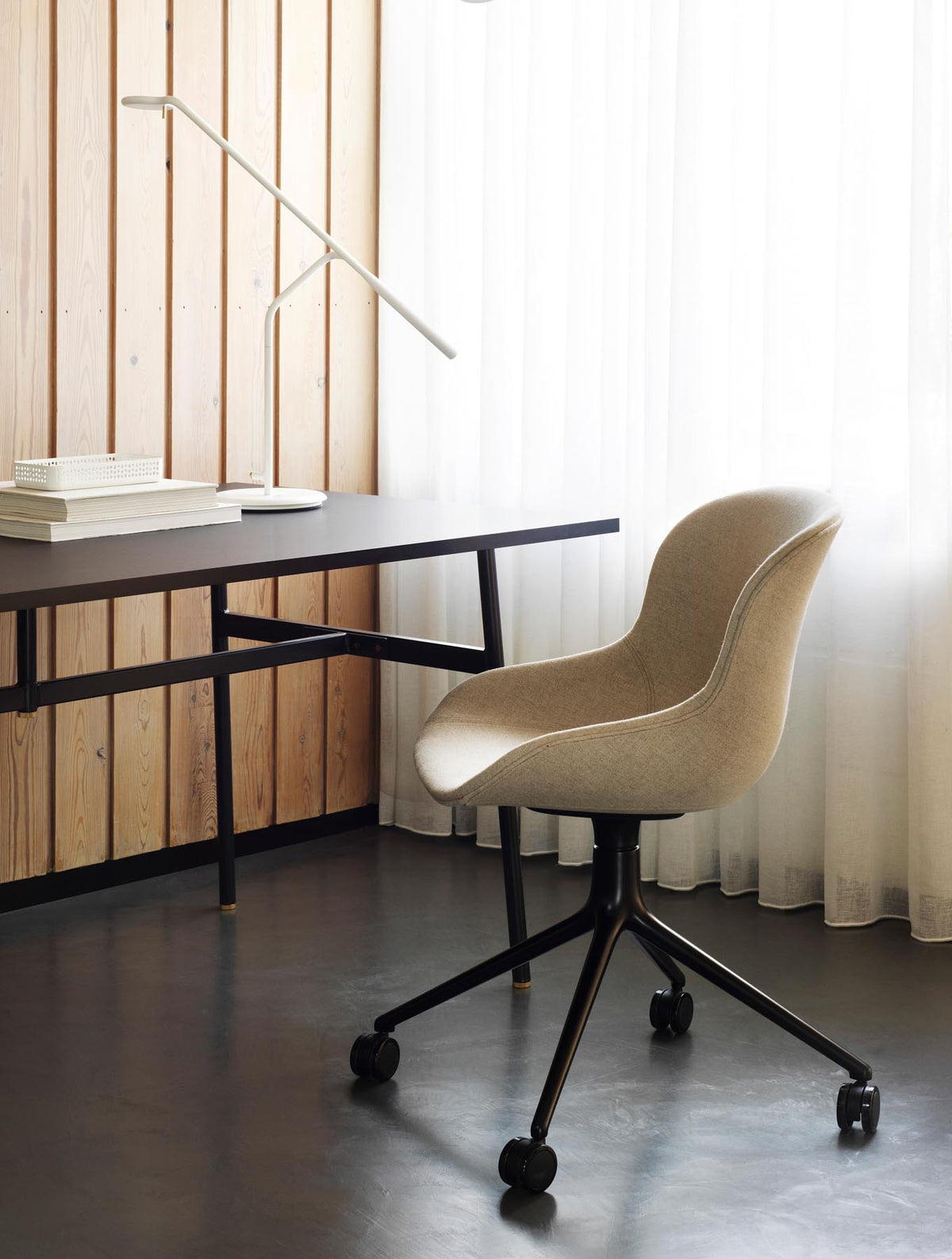 Hyg Drehstuhl 4W Frontpolster Aluminium Sand/Ultra in Ultra 41599 präsentiert im Onlineshop von KAQTU Design AG. Drehstuhl ist von Normann Copenhagen
