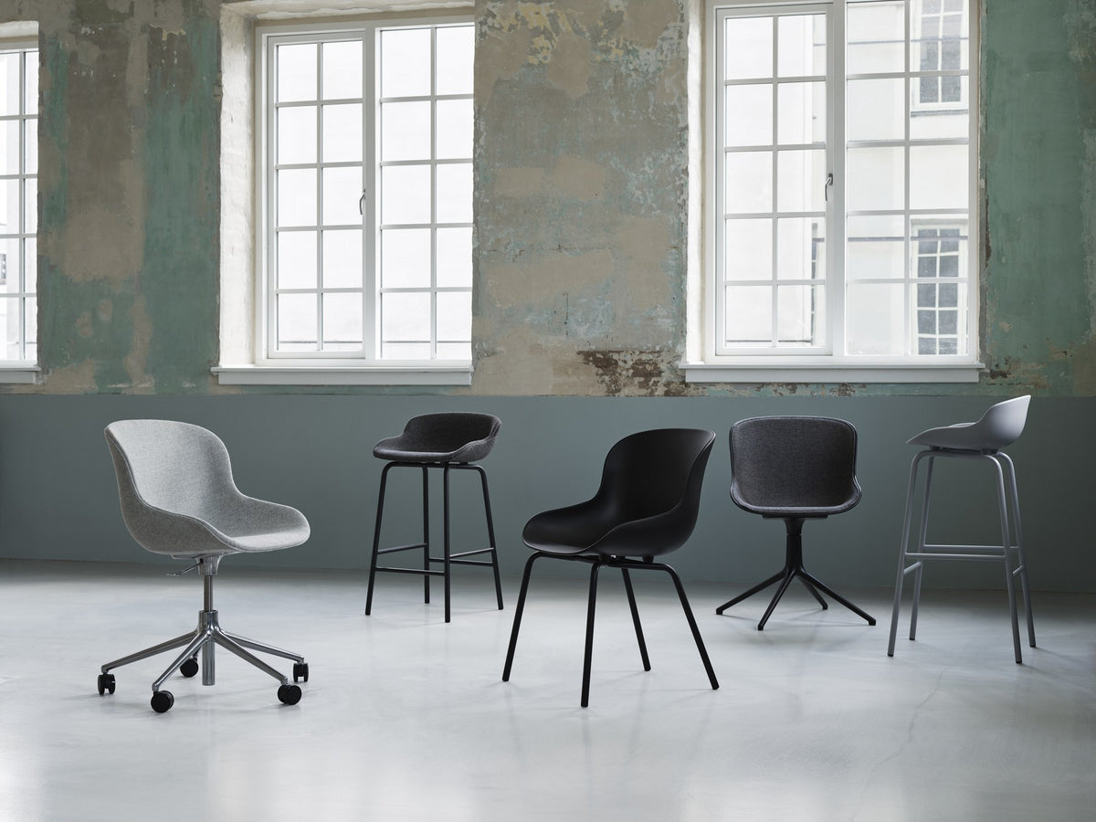 Hyg Drehstuhl von Normann Copenhagen mit weisser Schale aus Polypropylen, Frontpolster und Drehgestell aus Aluminium mit vier Rollen.