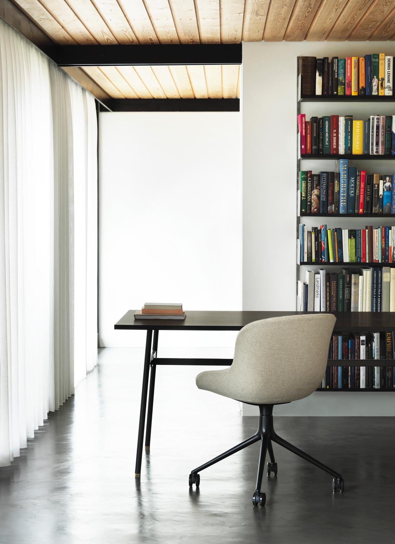 Entdecken Sie den Hyg Drehstuhl 4W von Normann Copenhagen – stilvolles Design trifft auf höchsten Sitzkomfort, ideal für moderne Wohnräume.