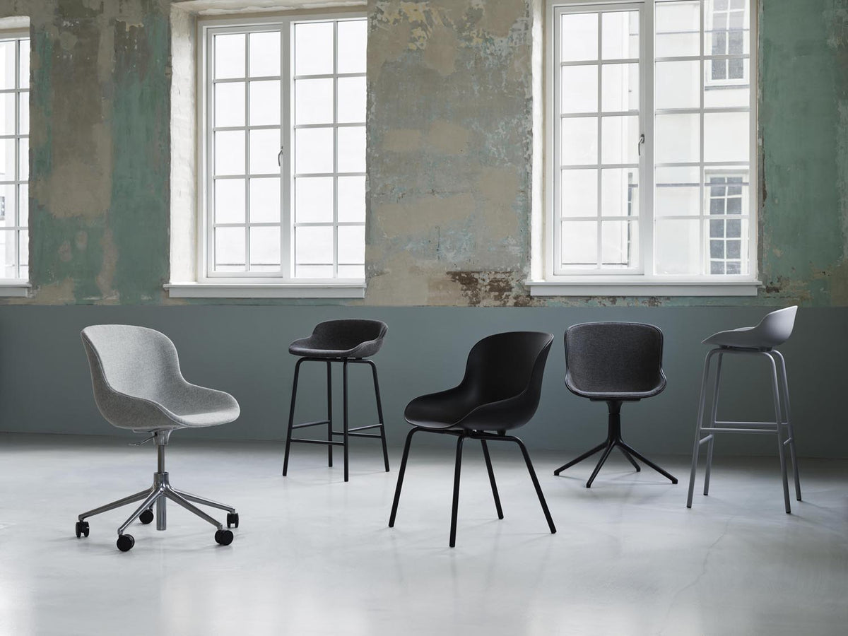 Hyg Drehstuhl 4W Frontpolster Schwartz Alu Sand/Remix in Remix 133 präsentiert im Onlineshop von KAQTU Design AG. Drehstuhl ist von Normann Copenhagen