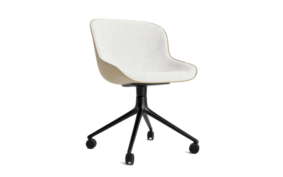 Hyg Drehstuhl 4W Frontpolster Schwartz Alu Sand/Hallingdal in Hallingdal 110 präsentiert im Onlineshop von KAQTU Design AG. Drehstuhl ist von Normann Copenhagen