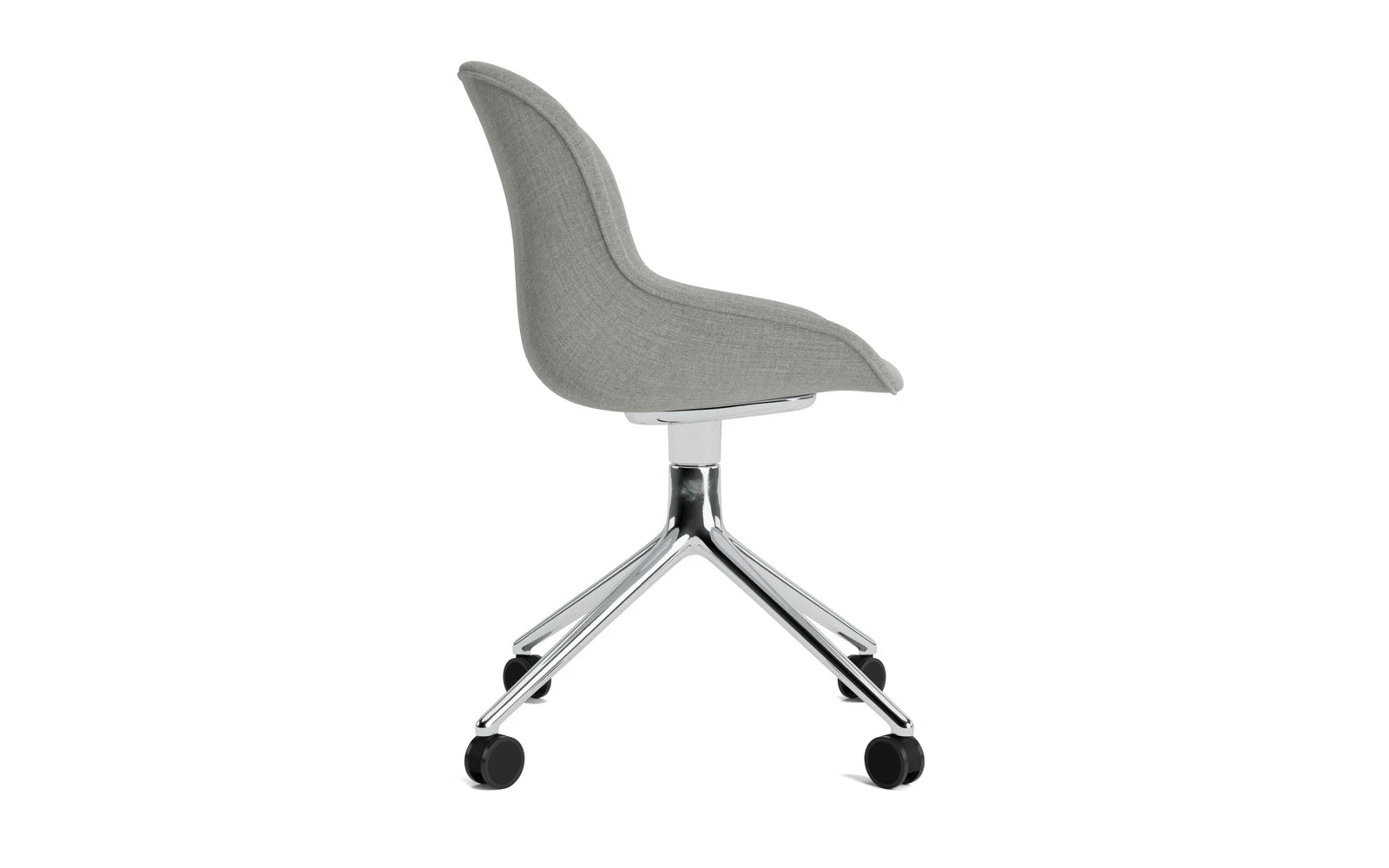 Erleben Sie den Hyg Drehsessel mit Rollen von Normann Copenhagen – ein elegantes, vollpolstertes Design, das Gemütlichkeit und Mobilität vereint.