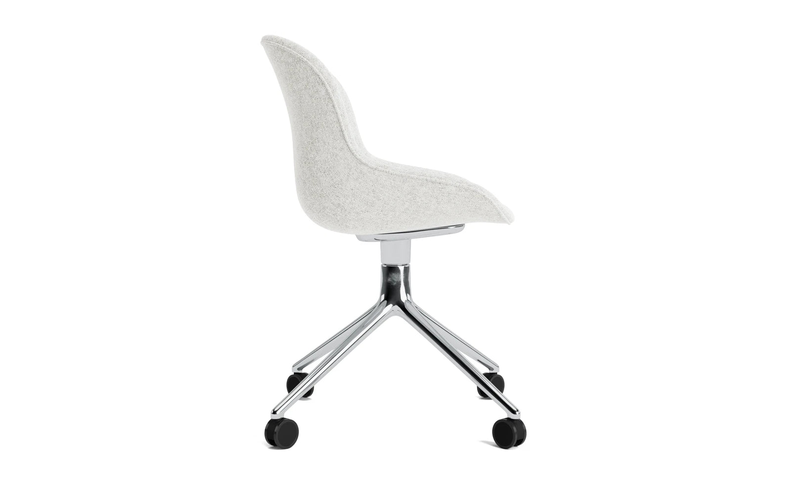 Erleben Sie den Hyg Drehsessel mit Rollen von Normann Copenhagen – ein eleganter, vollpolsterter Sessel, der Gemütlichkeit und Funktionalität perfekt kombiniert.