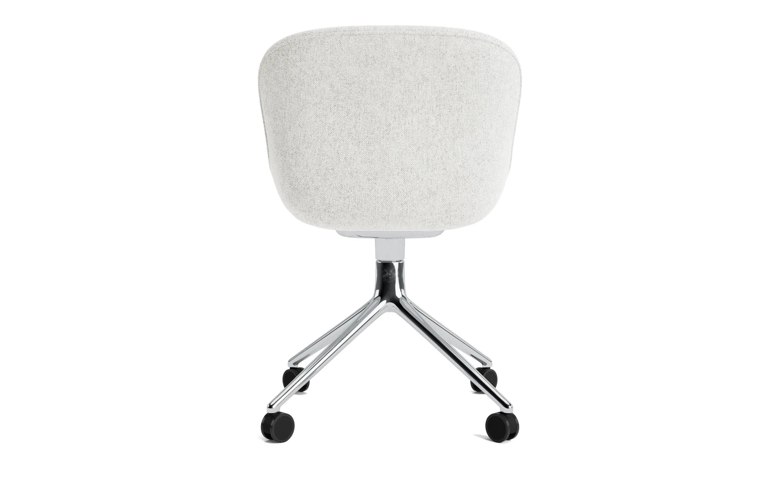 Entdecken Sie den Hyg Drehsessel mit Rollen von Normann Copenhagen – ein stilvoller, vollpolsterter Sessel, der Komfort und skandinavisches Design vereint.