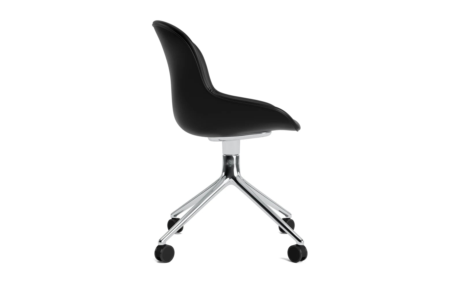 Erleben Sie den Hyg Drehsessel mit Rollen von Normann Copenhagen – ein elegantes Design aus Ultra-Leder, das Komfort und Funktionalität perfekt kombiniert.