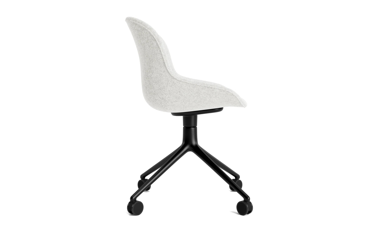 Erleben Sie den Hyg Drehstuhl 4W von Normann Copenhagen – ein eleganter, vollpolsterter Drehstuhl aus hochwertigem Hallingdal-Stoff und modernem schwarzem Aluminium, der Gemütlichkeit und Stil in jeden Raum bringt.