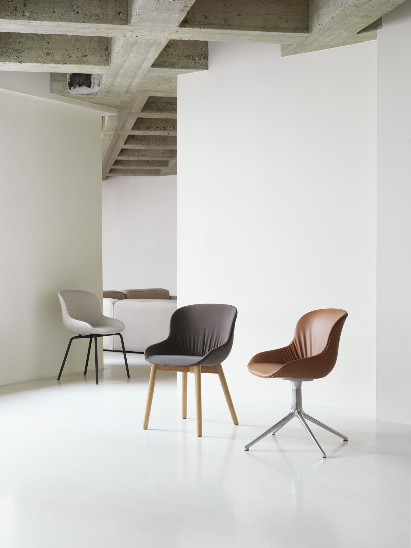 Erleben Sie den Hyg Comfort Drehstuhl 4W von Normann Copenhagen – eine harmonische Verbindung aus skandinavischem Design, Komfort und Funktionalität.