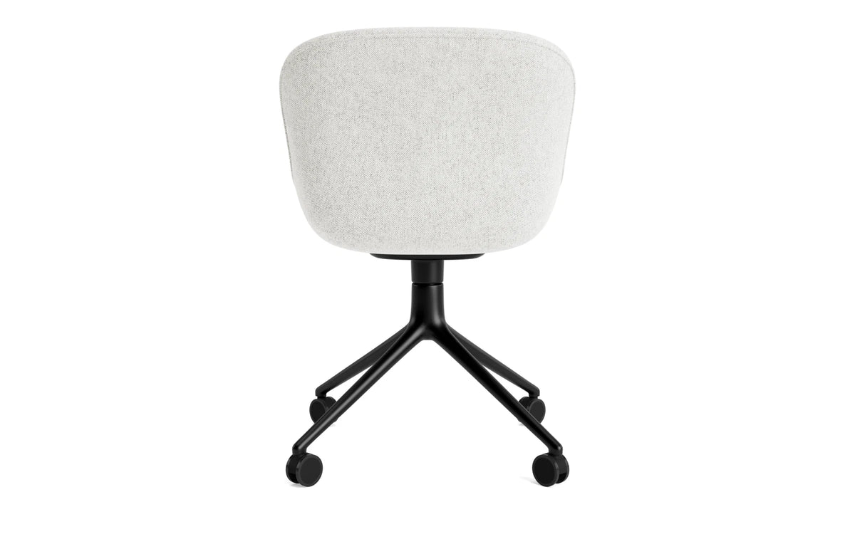 Hyg Comfort Drehstuhl 4W Vollpolster Schwarzes Aluminium Hallingdal in Hallingdal 110 präsentiert im Onlineshop von KAQTU Design AG. Drehstuhl ist von Normann Copenhagen