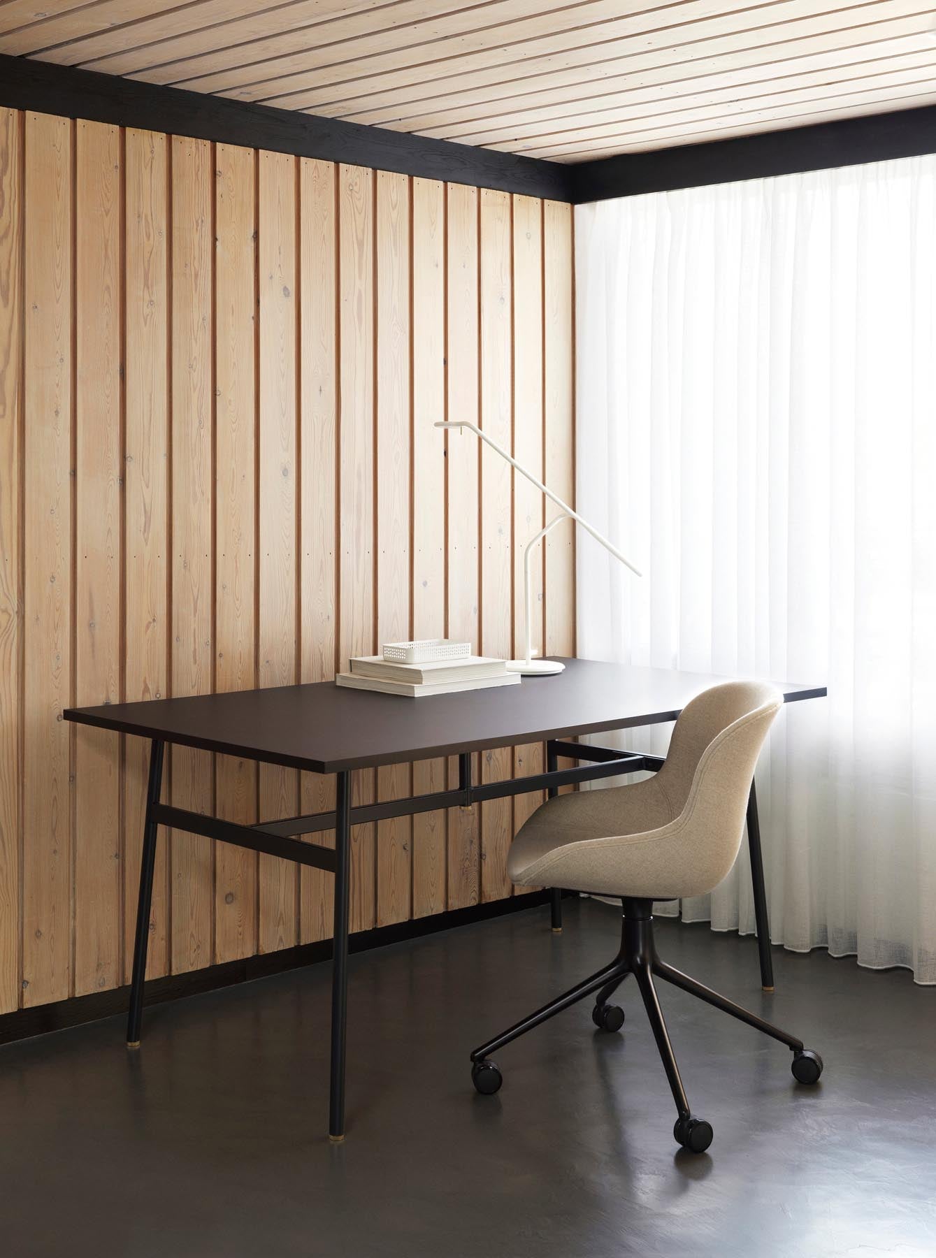 Entdecken Sie den Hyg Comfort Drehstuhl 4W von Normann Copenhagen: Stilvolles Design, vollgepolstert mit Hallingdal-Stoff und robustem Aluminiumgestell.