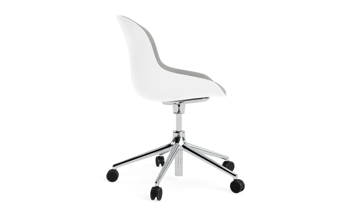 Hyg Drehstuhl mit 5 Rollen Gas Lift Frontpolster Alu Weiss/Remix in Remix 133 präsentiert im Onlineshop von KAQTU Design AG. Dreh-Schalenstuhl ist von Normann Copenhagen