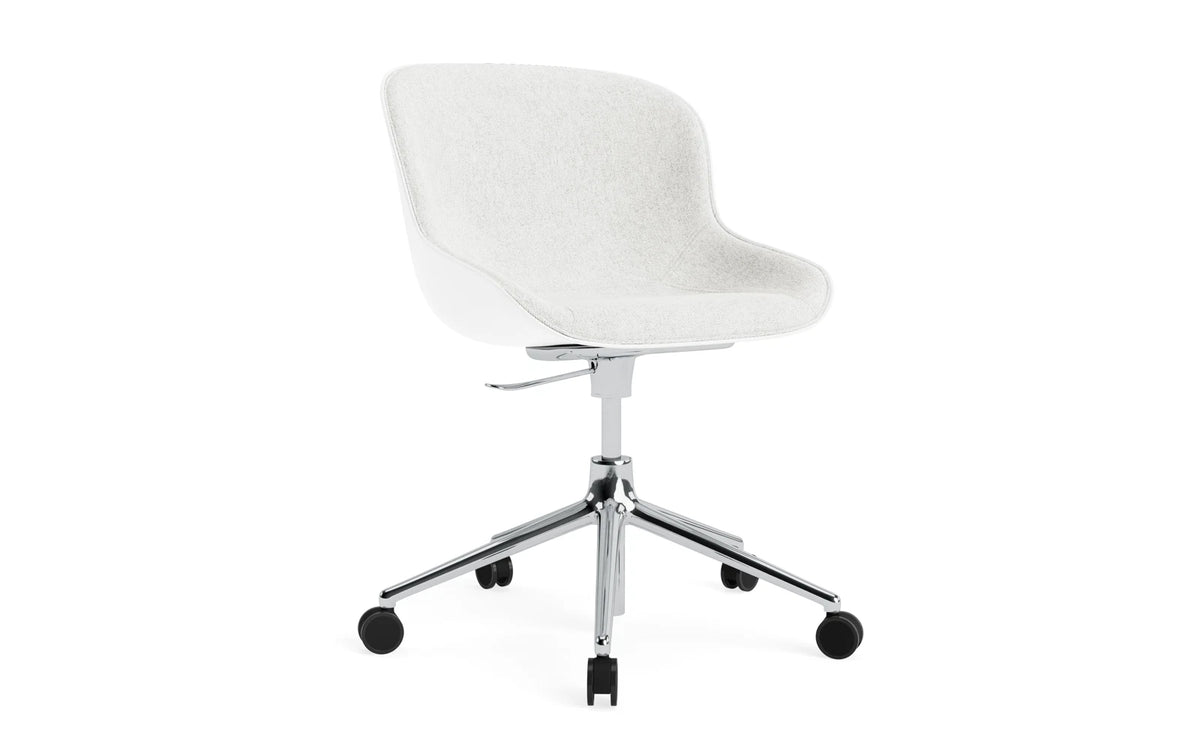 Hyg Drehstuhl mit 5 Rollen Gas Lift Frontpolster Alu Weiss/Hallingdal in Hallingdal 110 präsentiert im Onlineshop von KAQTU Design AG. Dreh-Schalenstuhl ist von Normann Copenhagen