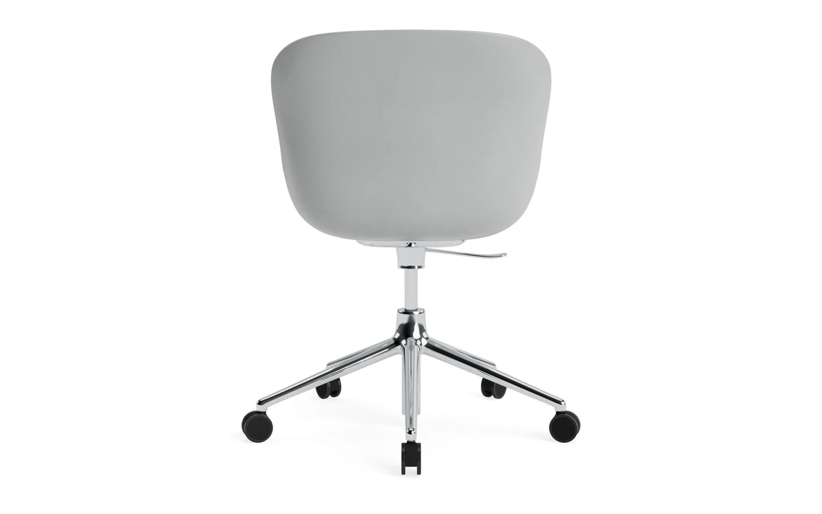 Hyg Drehstuhl mit 5 Rollen Gas Lift Frontpolster Alu Grau/Remix in Remix 133 präsentiert im Onlineshop von KAQTU Design AG. Dreh-Schalenstuhl ist von Normann Copenhagen