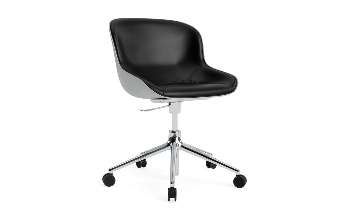 Hyg Drehstuhl mit 5 Rollen Gas Lift Frontpolster Alu Grau/Ultra in Ultra 41599 präsentiert im Onlineshop von KAQTU Design AG. Dreh-Schalenstuhl ist von Normann Copenhagen