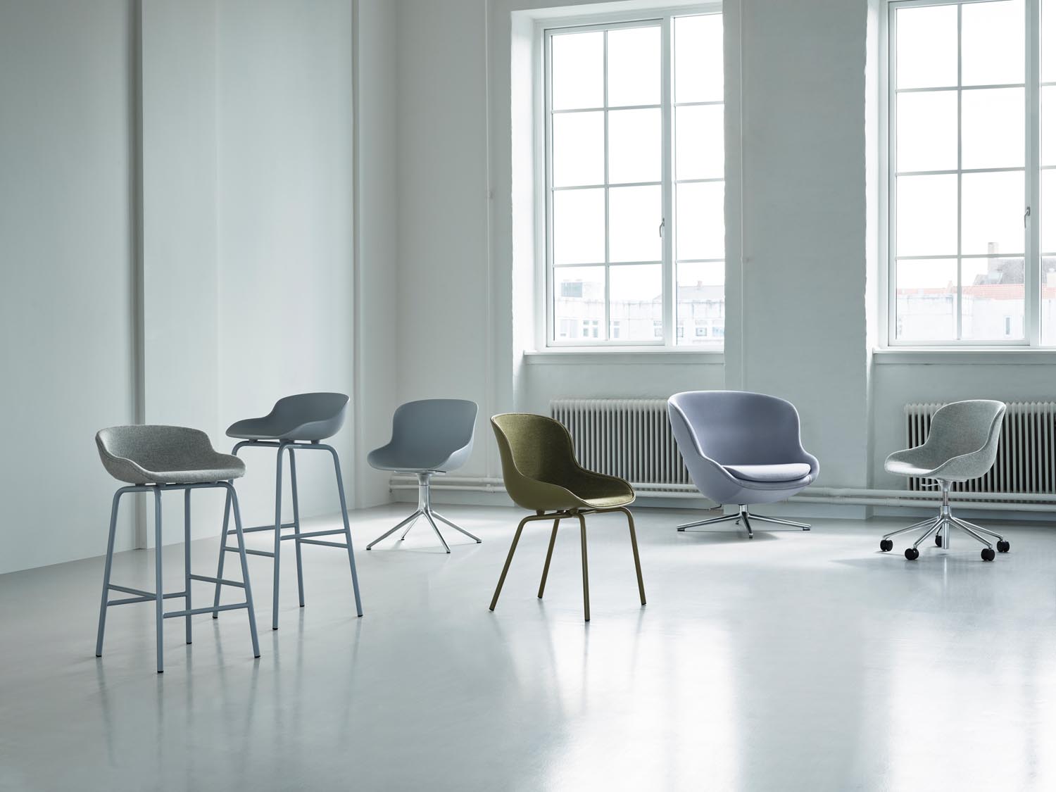Erleben Sie den Hyg Drehsessel von Normann Copenhagen – ein elegantes, ergonomisches Möbelstück mit Gas Lift und 5 Rollen für höchsten Komfort und Flexibilität.