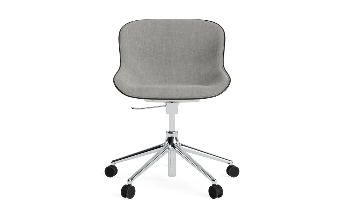 Hyg Drehstuhl mit 5 Rollen Gas Lift Frontpolster Alu Schwartz/Remix in Remix 133 präsentiert im Onlineshop von KAQTU Design AG. Dreh-Schalenstuhl mit Rollen ist von Normann Copenhagen