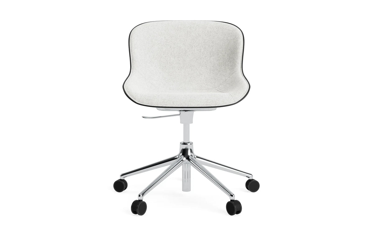 Hyg Drehstuhl mit 5 Rollen Gas Lift Frontpolster Alu Schwartz/Hallingdal in Hallingdal 110 präsentiert im Onlineshop von KAQTU Design AG. Dreh-Schalenstuhl ist von Normann Copenhagen