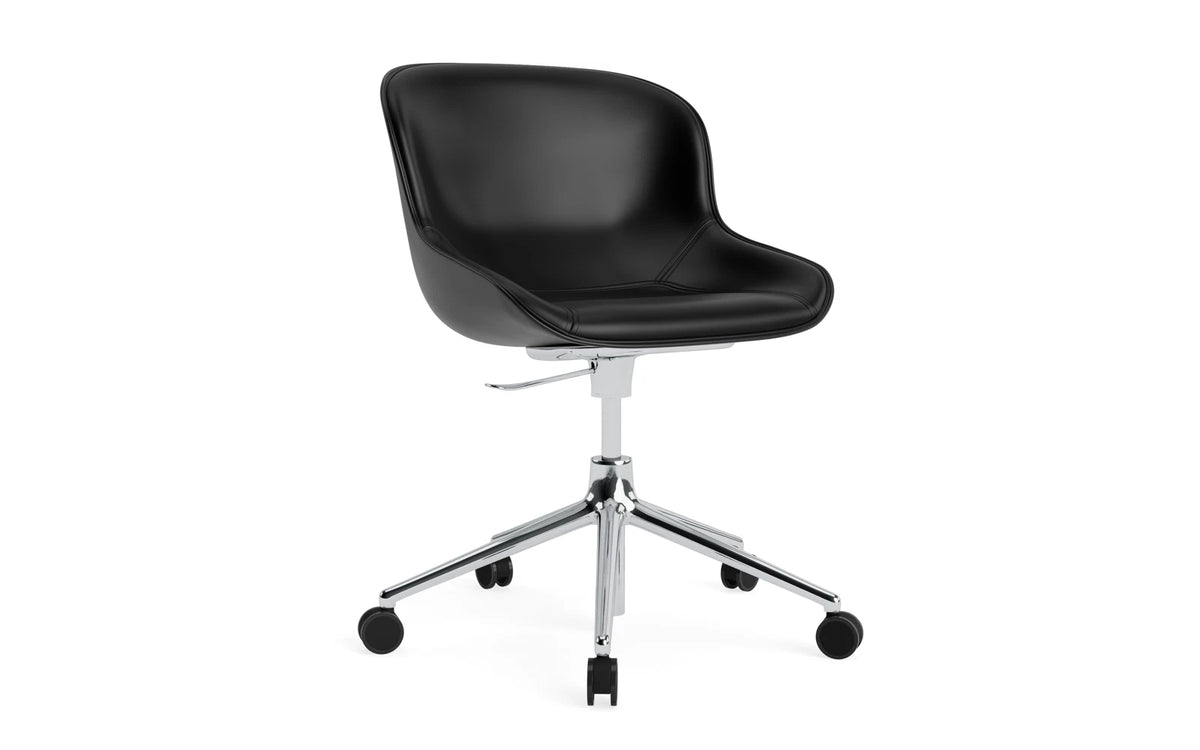 Hyg Drehstuhl mit 5 Rollen Gas Lift Frontpolster Alu Schwartz/Ultra in Ultra 41599 präsentiert im Onlineshop von KAQTU Design AG. Dreh-Schalenstuhl ist von Normann Copenhagen
