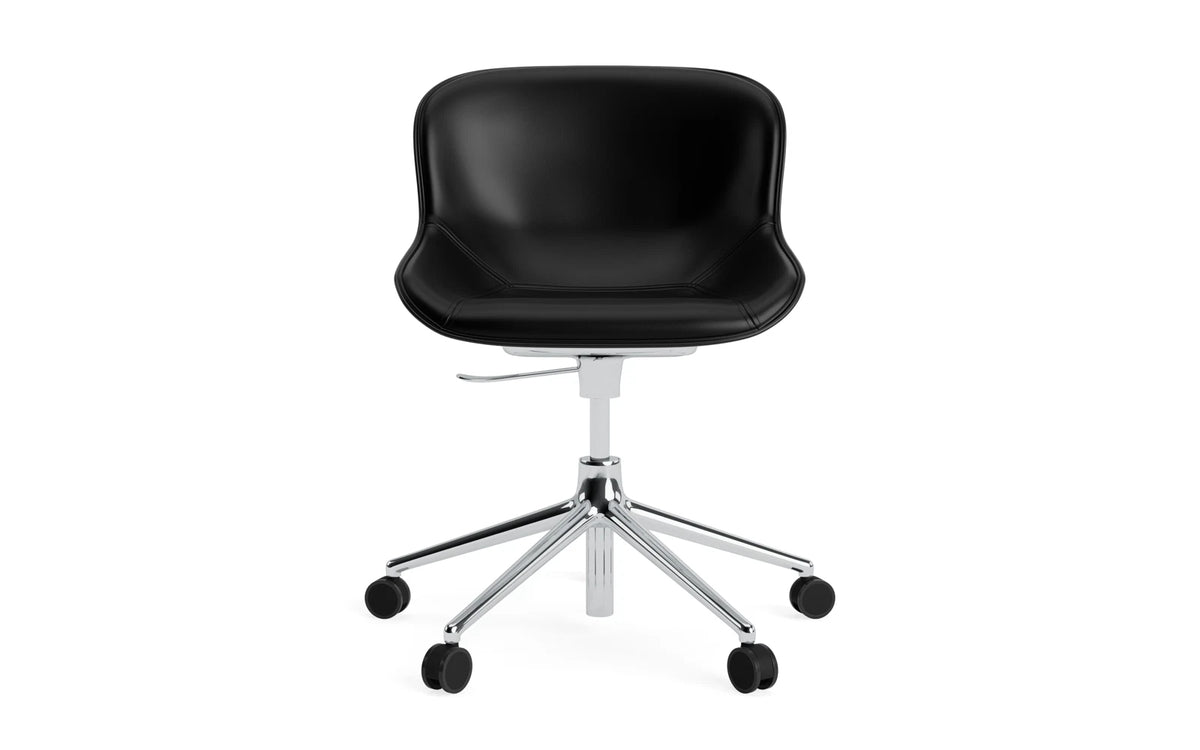 Hyg Drehstuhl mit 5 Rollen Gas Lift Frontpolster Alu Schwartz/Ultra in Ultra 41599 präsentiert im Onlineshop von KAQTU Design AG. Dreh-Schalenstuhl ist von Normann Copenhagen
